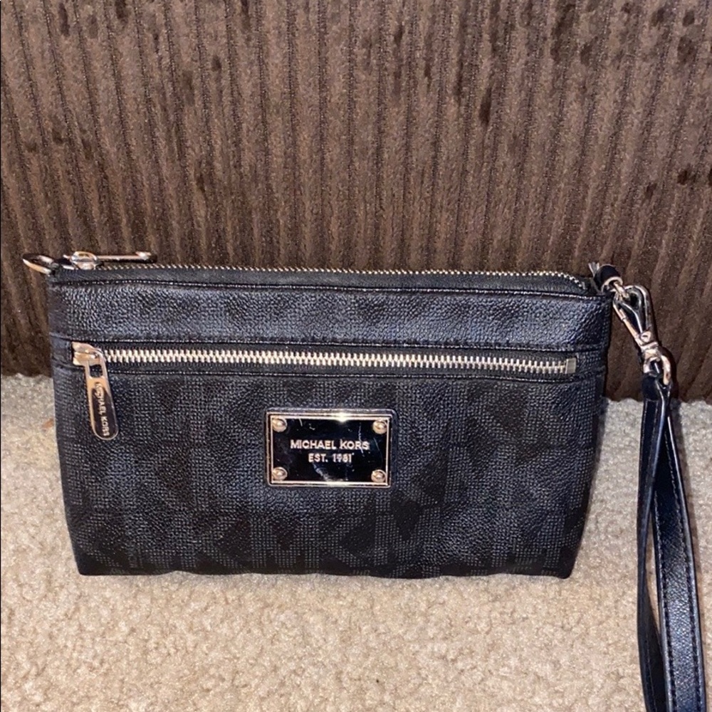 Michael Kors Wristlet, good condition!